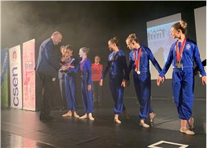 Il Presidente Paccher consegna una targa alle ragazze dell'ASD In Punta di Piedi